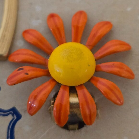 Vintage DuBarry Fifth Ave. Metal Enamel Daisy Flower Pin and Earrings 1960s - Picture 3 of 4